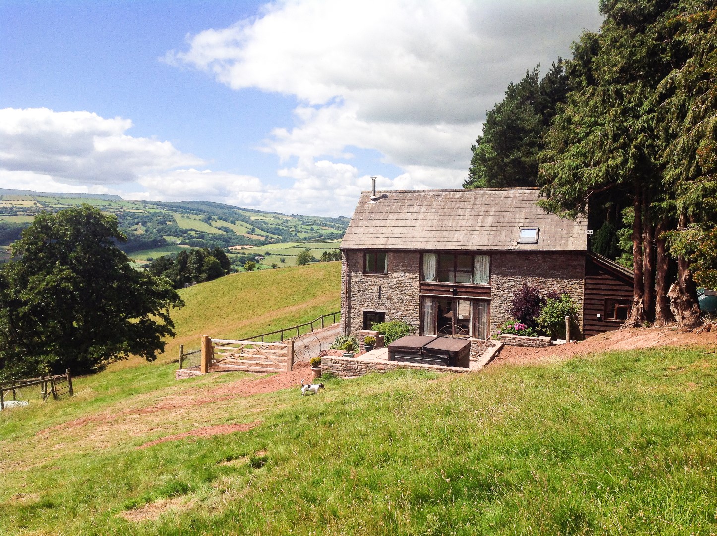 Upper Barn cheap group breaks with hot tub in the UK